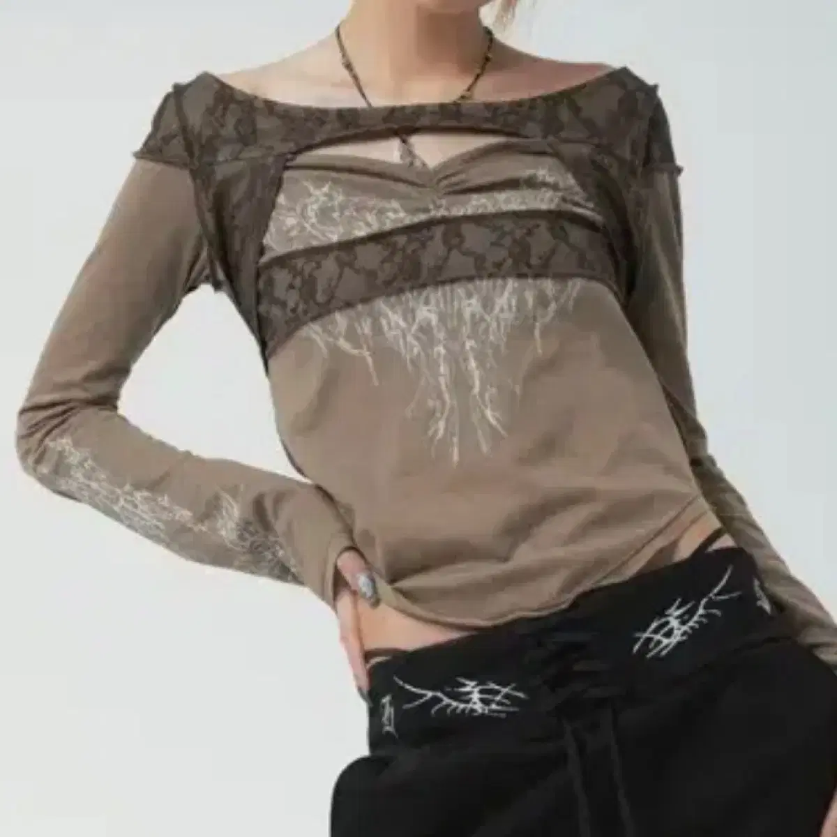 허그유어스킨 butterfly lace bow top 카키